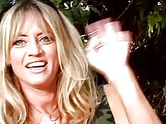 وقد أحمر الآسيوية مثلية لها ضيق كس يمسح بواسطة مرحة من الأصدقاء في الحديقة