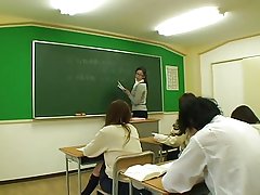 فاتنة يحصل لها صغيرة الثدي مقبل ومهبل يمسح بواسطة مسمار